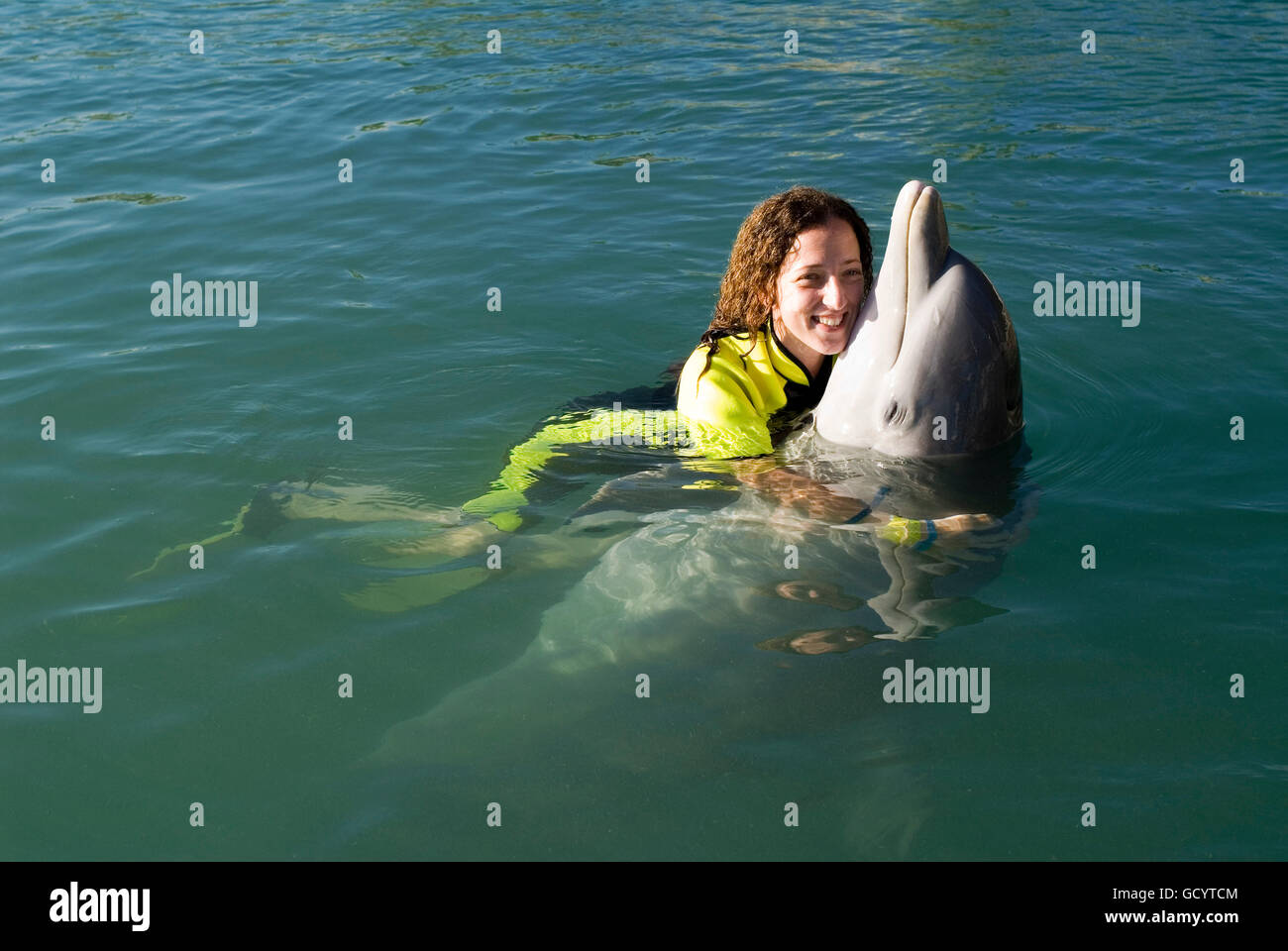 Santuario Bay, Grand Bahama. Bahamas. UNEXSO. Programma di nuotare e incontro ravvicinato con i delfini. Foto Stock