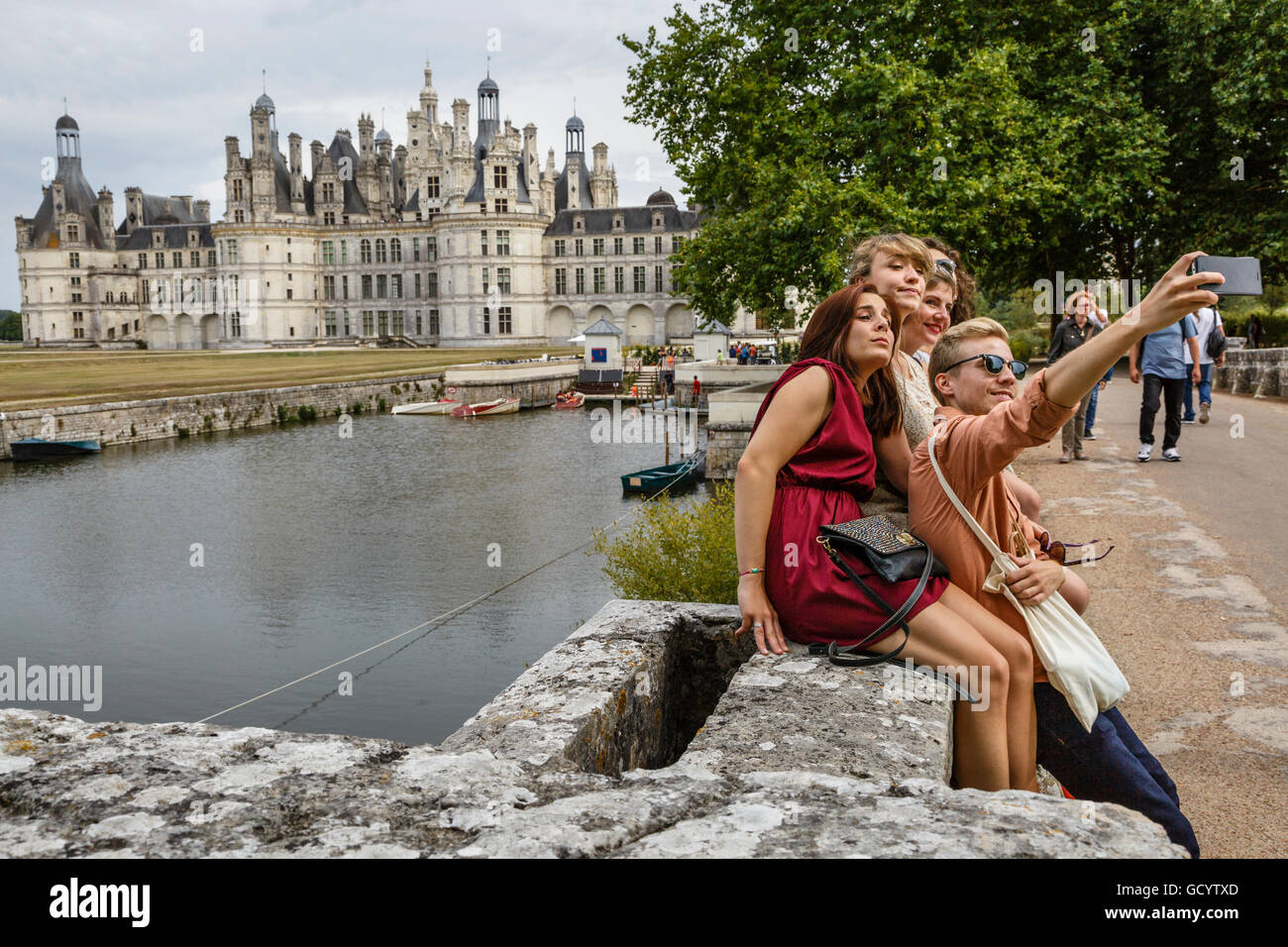 I turisti prendendo un selfie presso il Château de Chambord, Loir-et-Cher, Francia Foto Stock