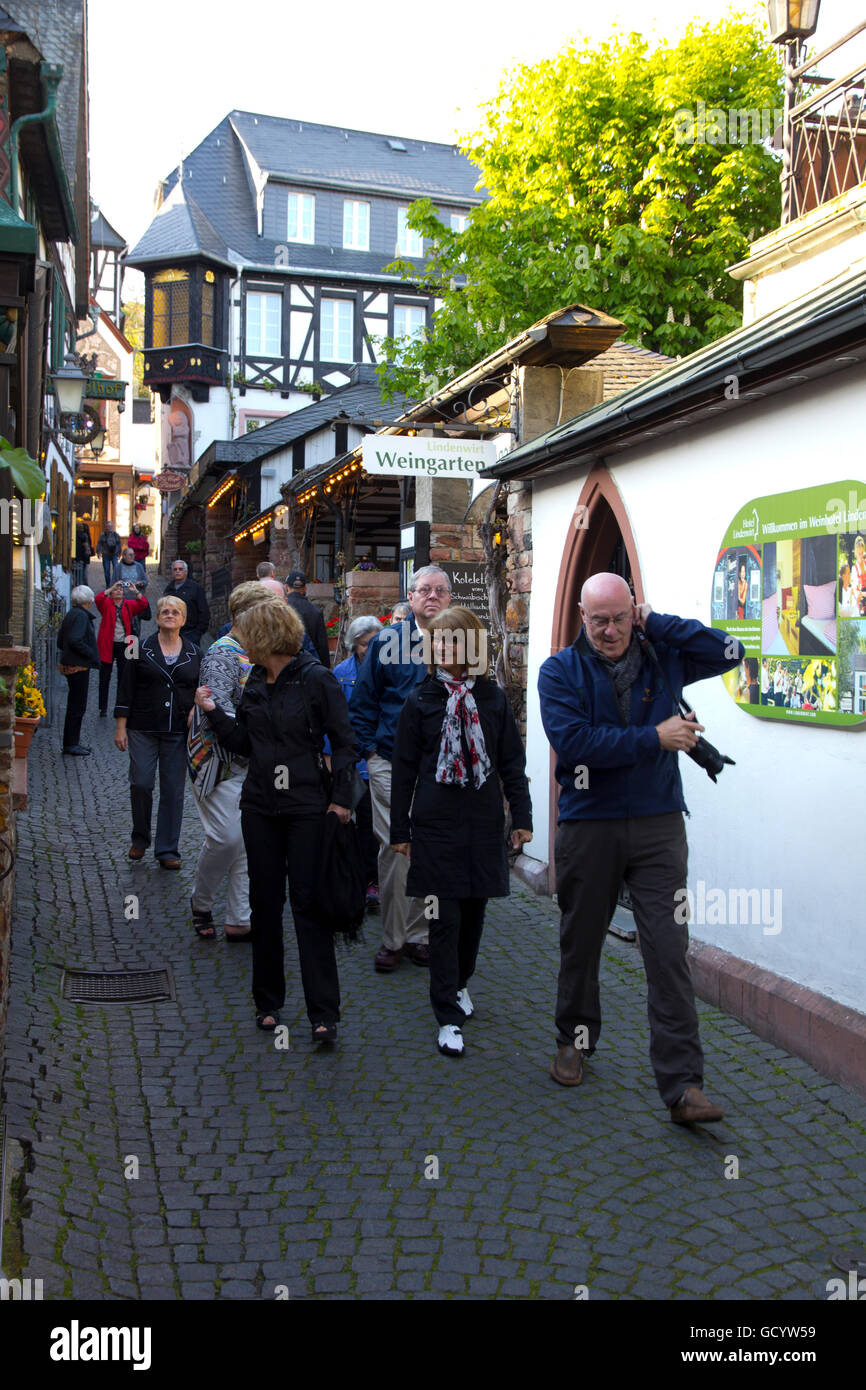 I visitatori di passeggiata il famoso e sempre popolari Drosselgasse, un medievale strada di ciottoli con wine bar, caffetterie, taverne e negozi. Foto Stock
