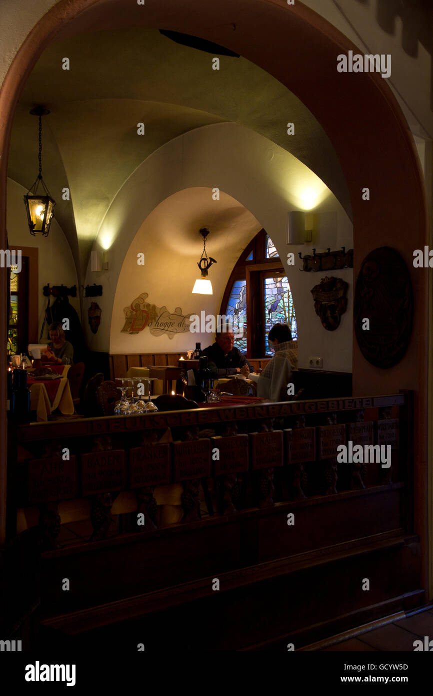 Rheingau tradizionale cibo, vino e oom-pah-pah combinare musica per una grande notte fuori a Rudesheimer Schloss su Drosselgasse. Foto Stock