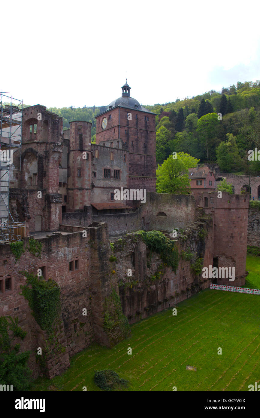 Una magnifica pietra arenaria rossa rovina appollaiato a 300 piedi sopra la valle del Neckar, Heidelberg Castle è stato a casa per la monarchia del Palatinato Foto Stock