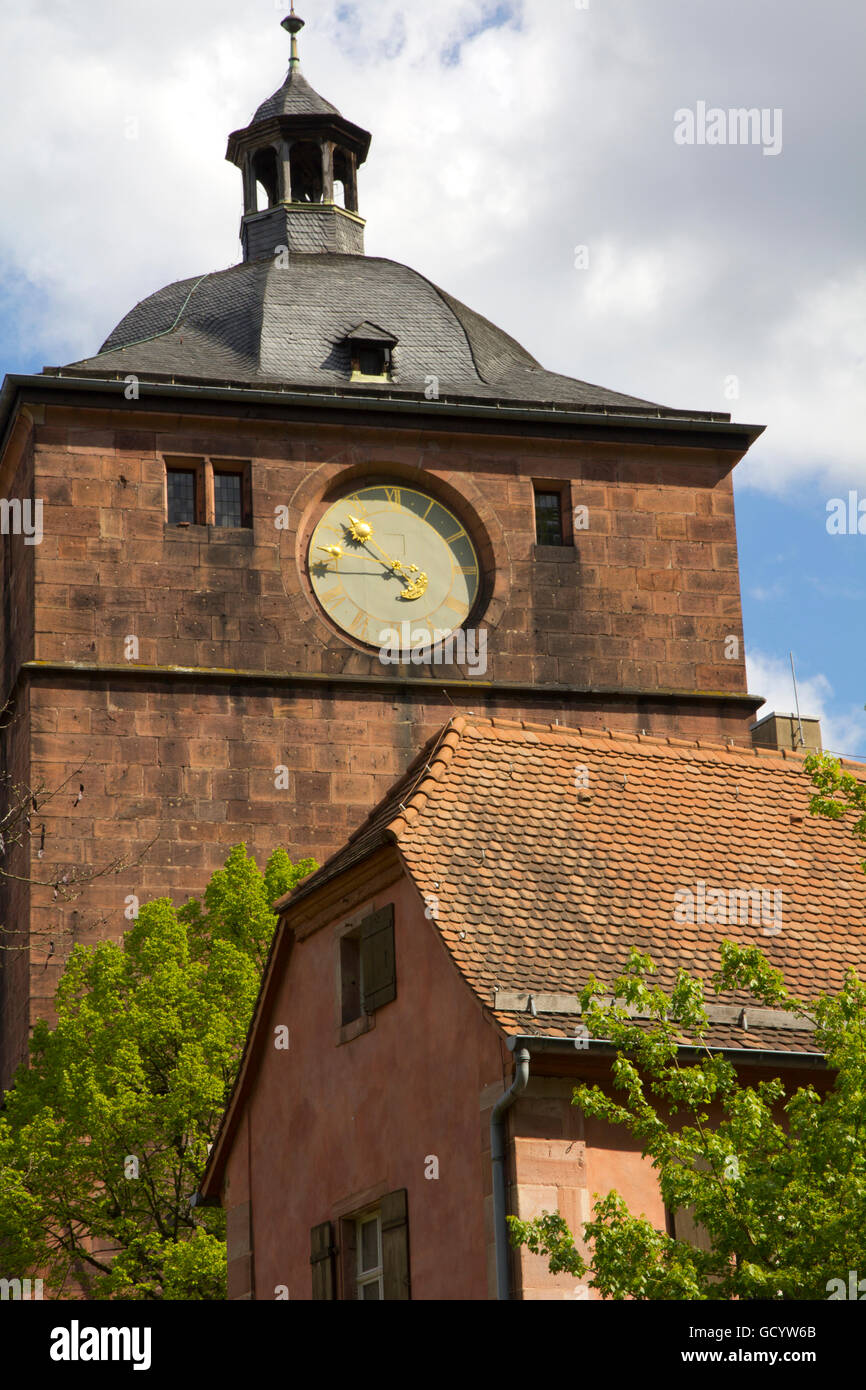 Una magnifica pietra arenaria rossa rovina appollaiato a 300 piedi sopra la valle del Neckar, Heidelberg Castle è stata la casa del Palatinato monarchi. Foto Stock