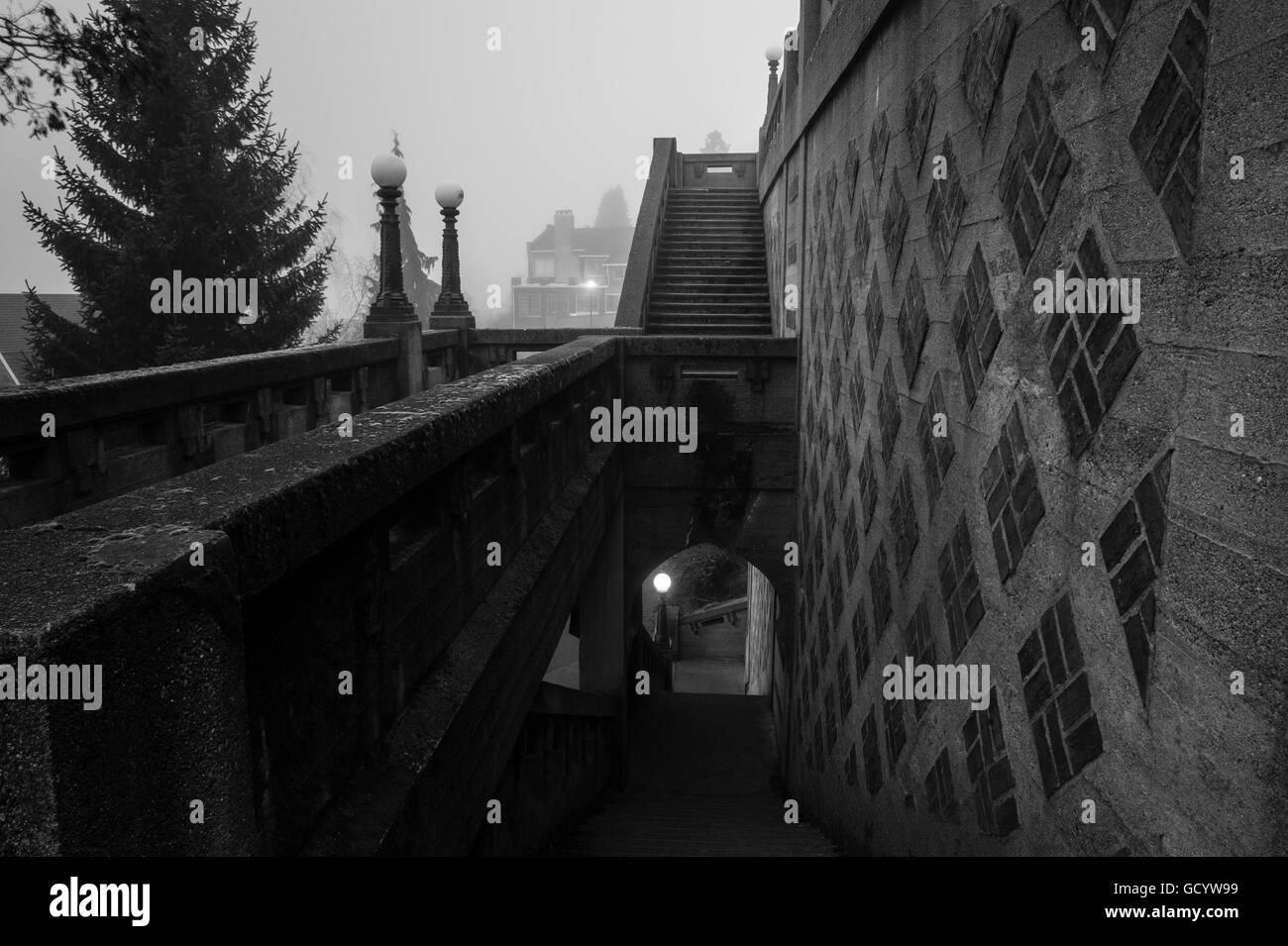 La mattina presto con la scalinata che conduce alla strada con luce Foto Stock
