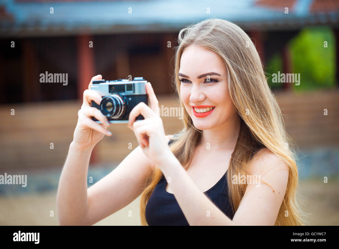 Giovane donna di viaggio nel paese Foto Stock