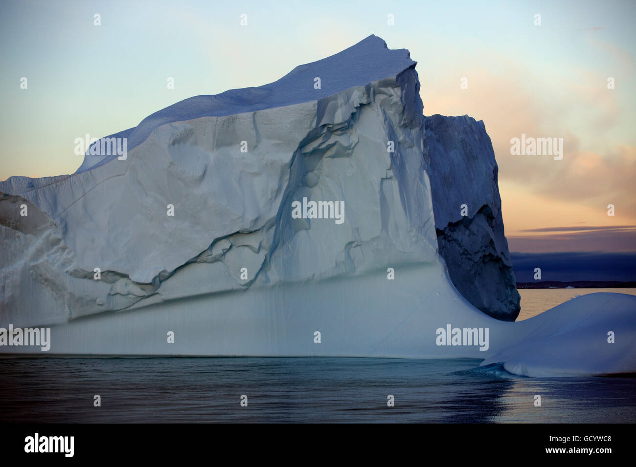 Iceberg sotto il sole di mezzanotte al largo della costa occidentale della Groenlandia Foto Stock
