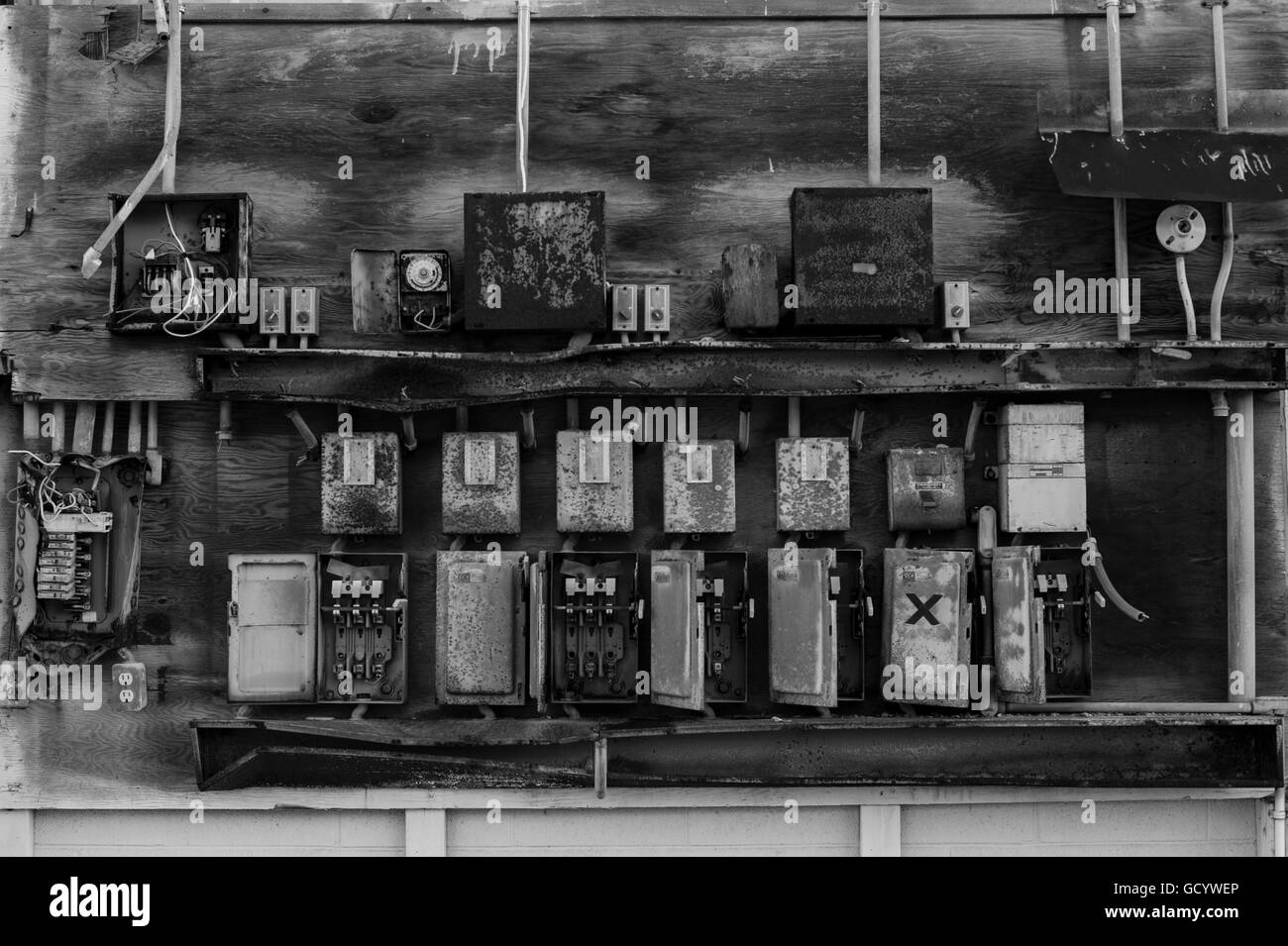 Scatole elettriche al di fuori sul lato della costruzione di ruggine, danneggiati e pericolosi Foto Stock