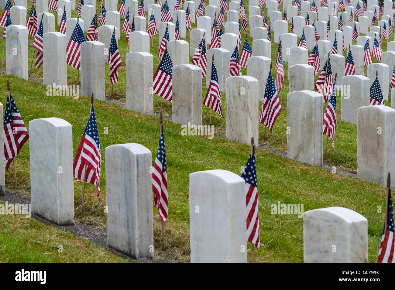 Giorno Memoriale della cerimonia al cimitero con bandierine americane a siti di grave Foto Stock