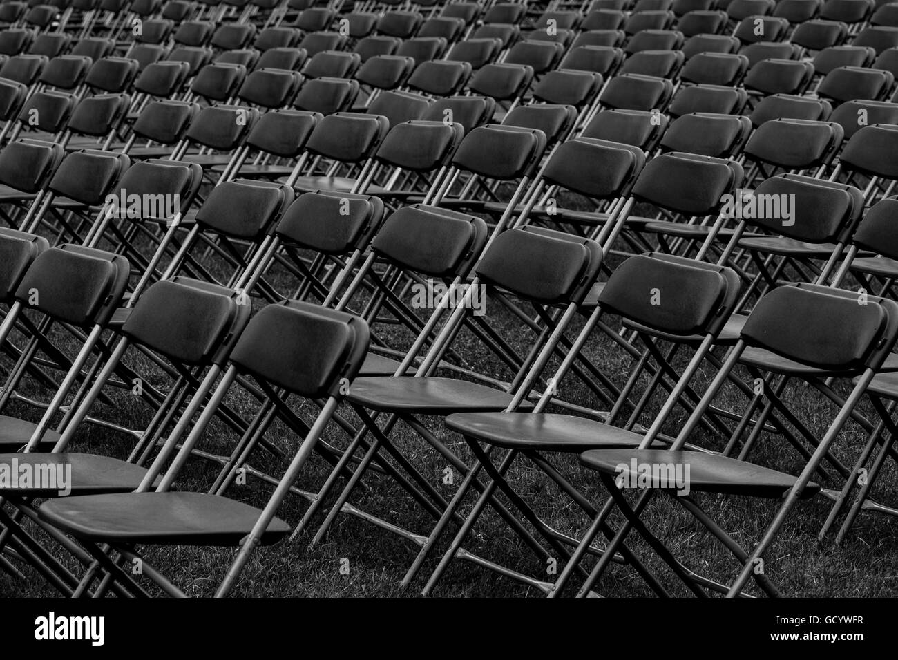 Righe di sedi vuote prima di un memoriale di servizio giorno Foto Stock