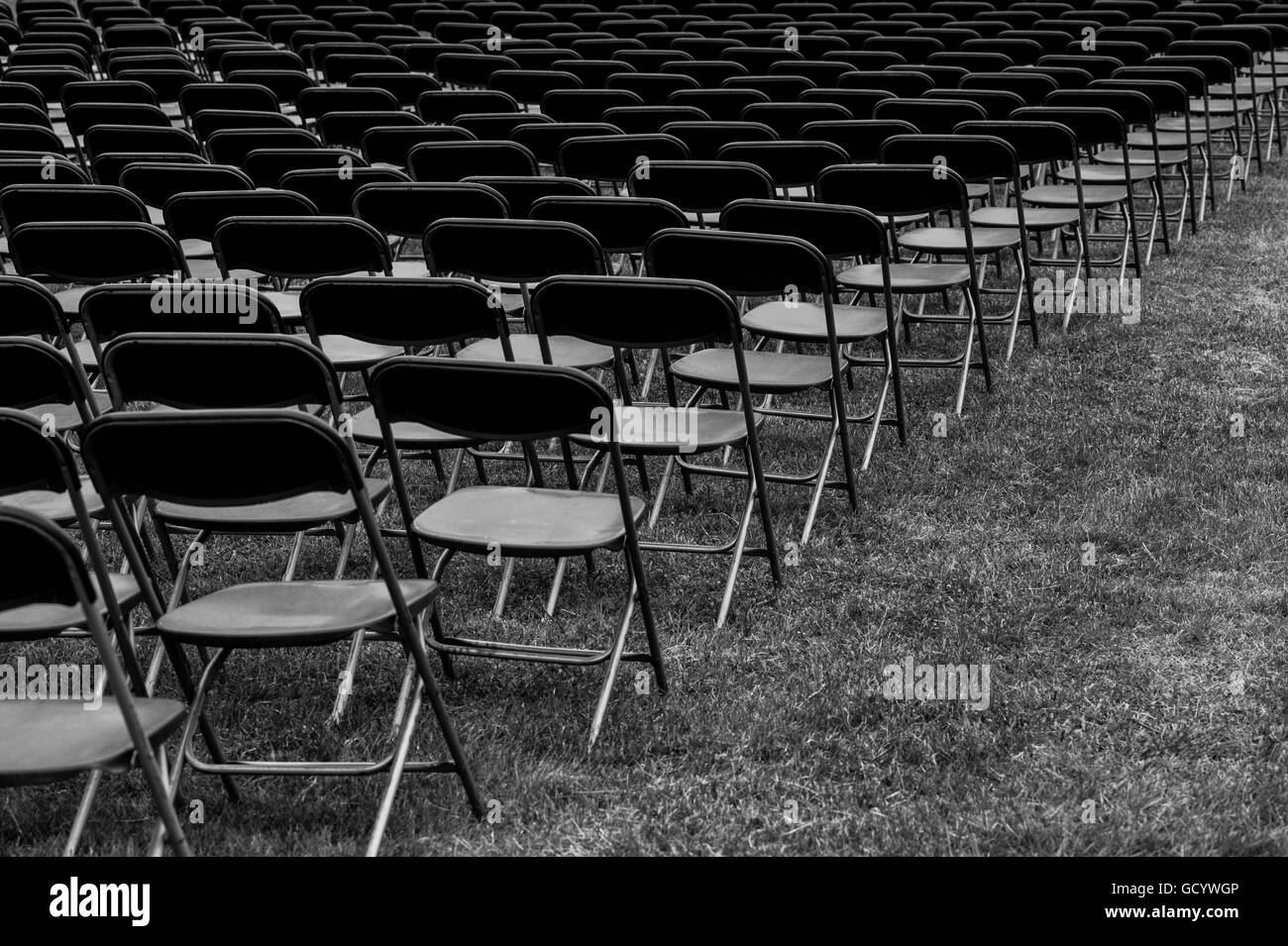 Righe di sedi vuote prima di un memoriale di servizio giorno Foto Stock