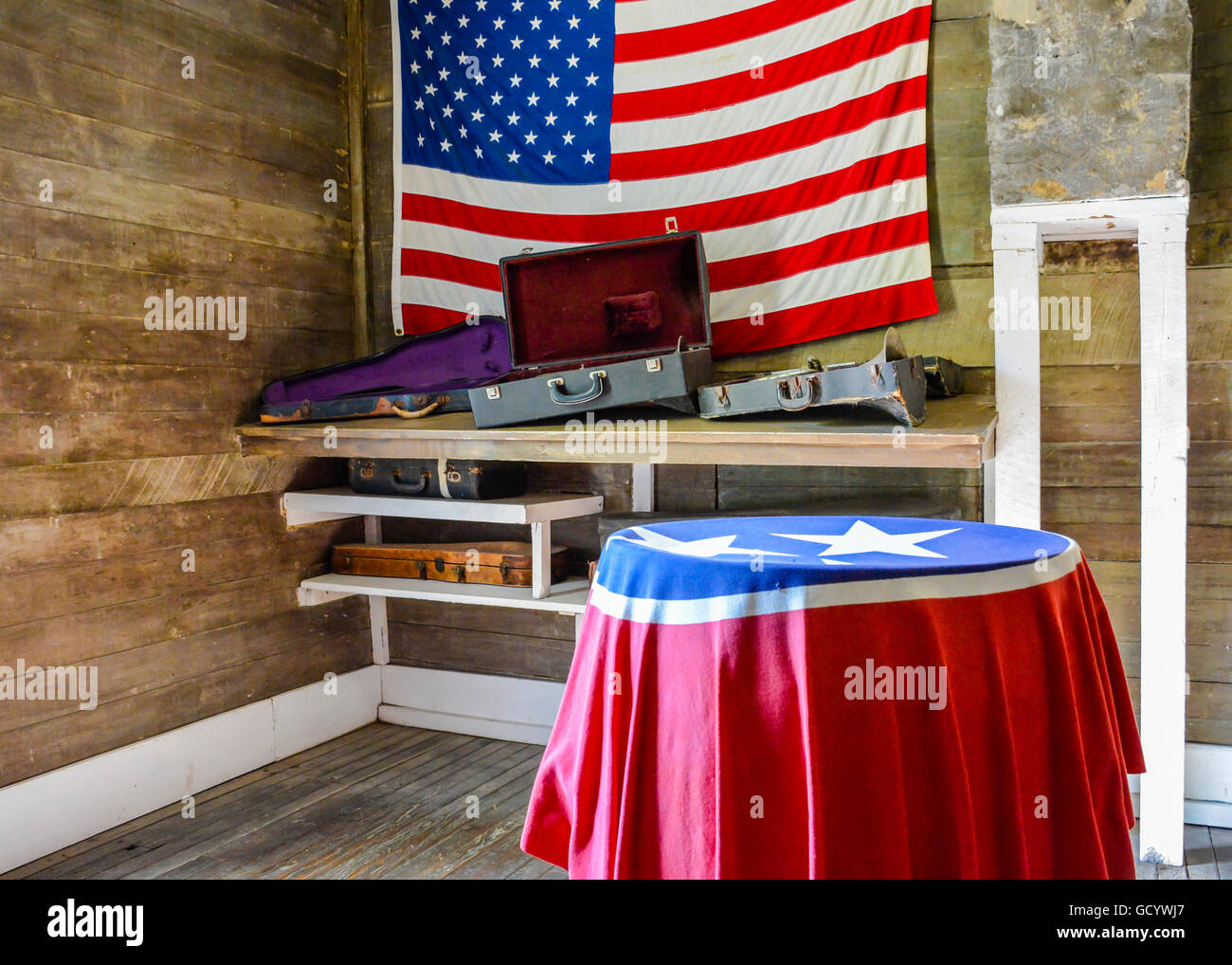 Una bandiera americana è appeso alla parete di una stanza in legno con  ripiani holding per strumenti musicali con TN flag di stato sopra il tavolo  Foto stock - Alamy