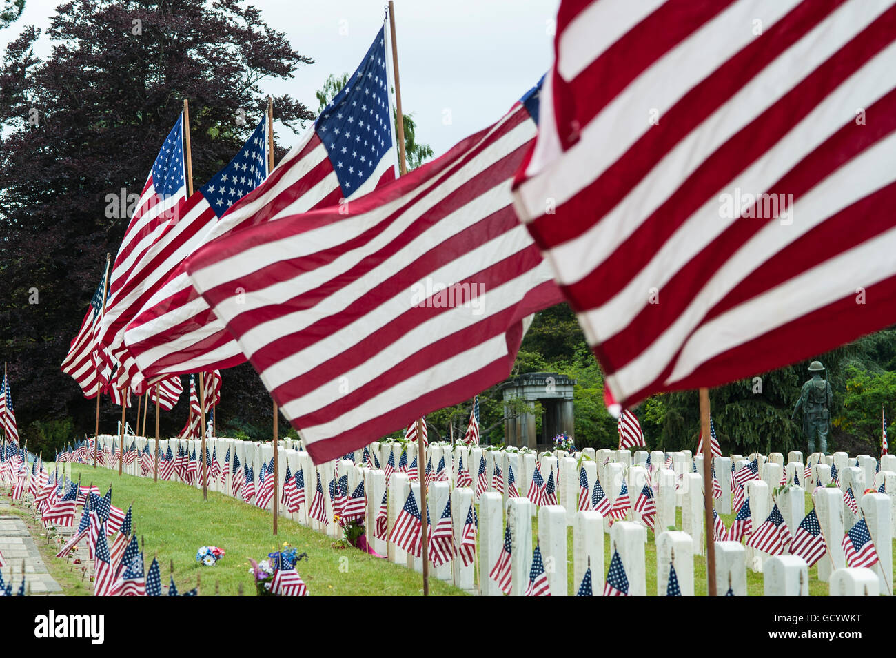 Giorno Memoriale della cerimonia al cimitero con bandierine americane a siti di grave Foto Stock