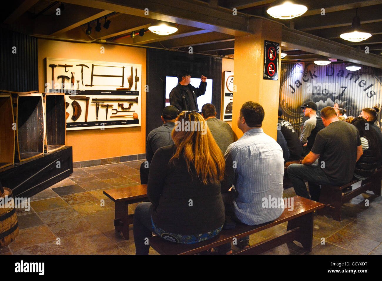 Un tour guida per spiegare presenta al turista seduto presso il centro visitatori, Jack Daniel's distilleria, Lynchburg, TN Foto Stock