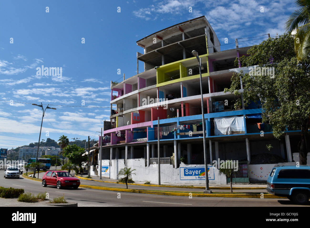 Edificio abbandonato con occupanti abusivi che vivono in esso, Acapulco, Messico Foto Stock