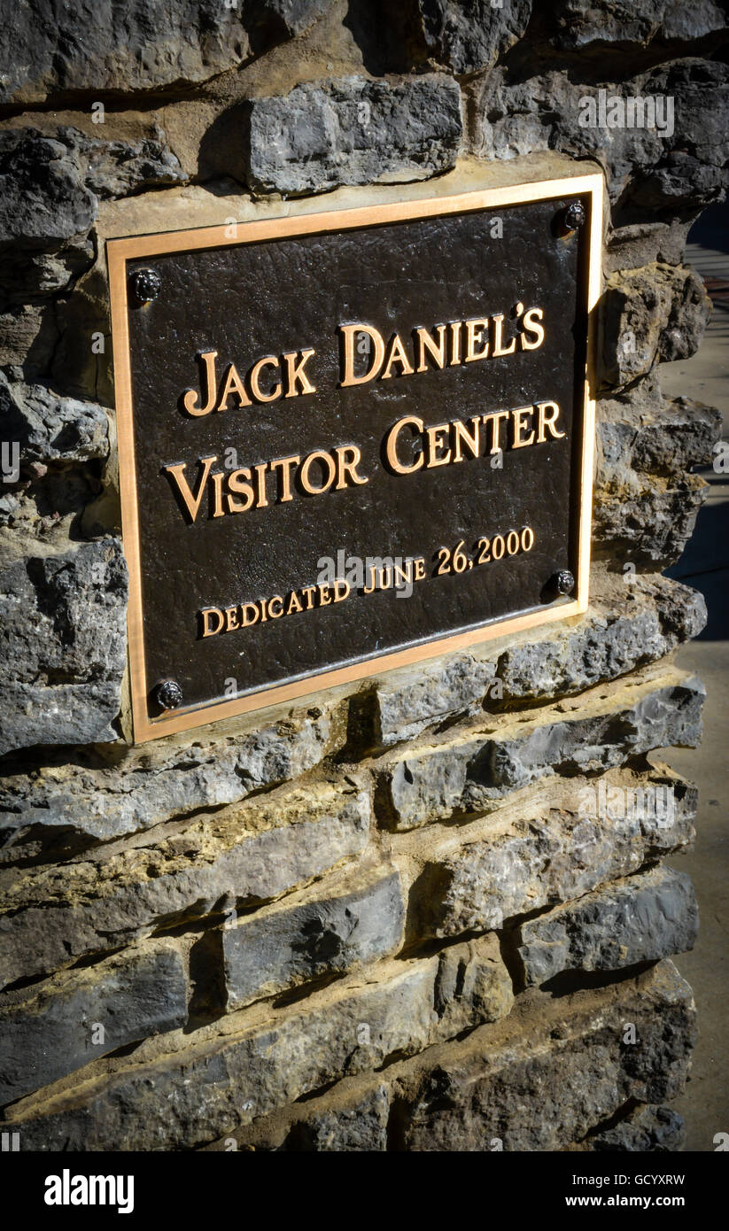 Targa di bronzo sul muro di pietra a Jack Daniel's Distilleria del Centro Visitatori di Lynchburg TN Foto Stock