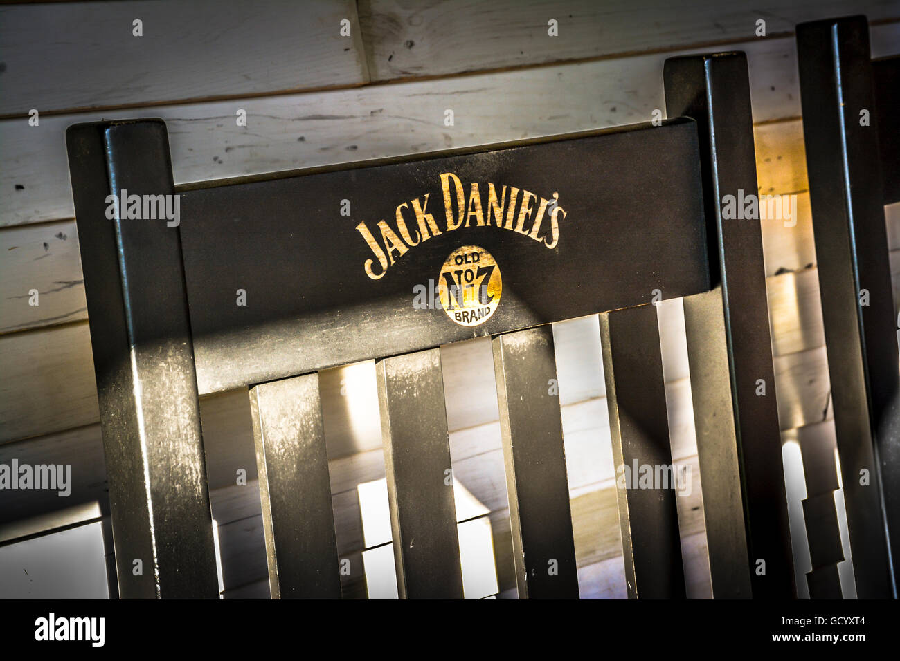 Dettaglio di una marca Jack Daniel's n. 7 Nero sedia in legno torna sulla veranda coperta al Jack Daniel's distilleria di Lynchburg, Foto Stock