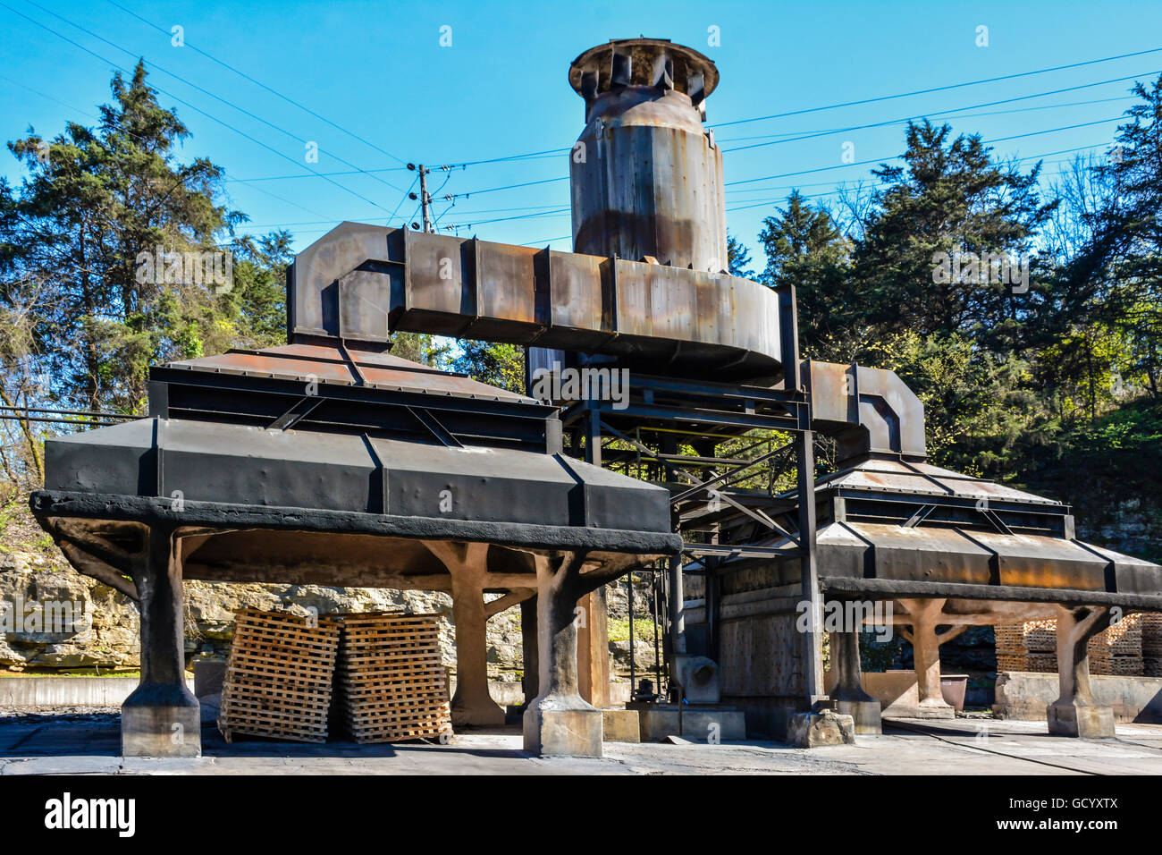 Cataste di legno di acero ricks per combustione lenta per produrre carbone di legna per il whiskey rendendo a Jack Daniel's distilleria di Lynchburg, TN Foto Stock