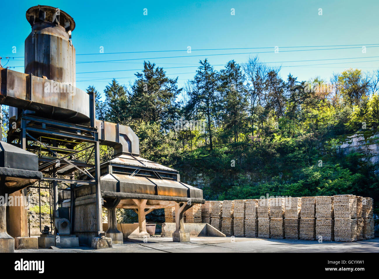 Cataste di legno di acero ricks per combustione lenta per produrre carbone di legna per il whiskey rendendo a Jack Daniel's distilleria di Lynchburg, TN Foto Stock