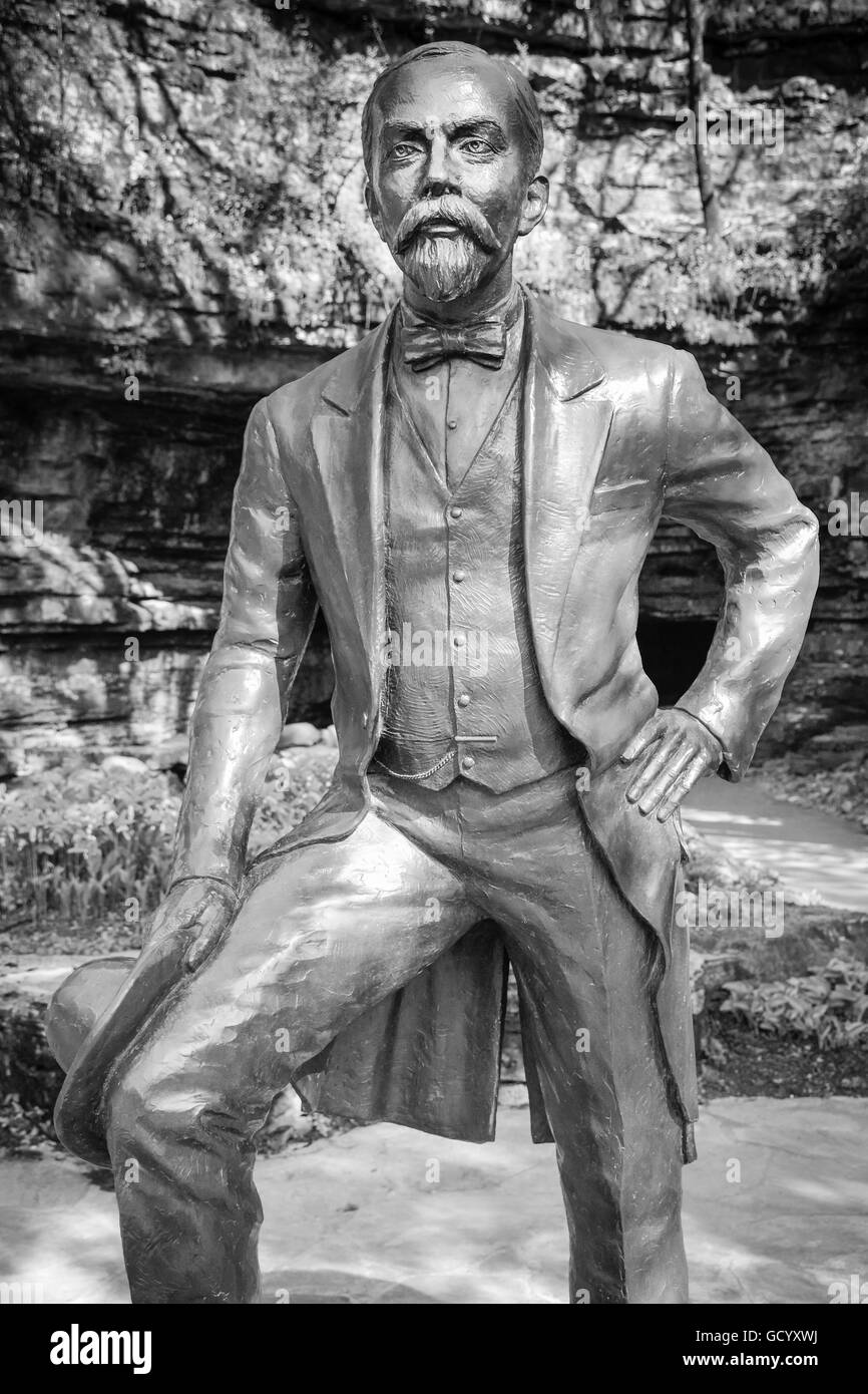 Statuto di bronzo di Jack Daniel, 'Jack on the Rocks', fondatore del famoso sussurro di frusta di fronte alle sorgenti alla distilleria di Lynchburg, TN Foto Stock