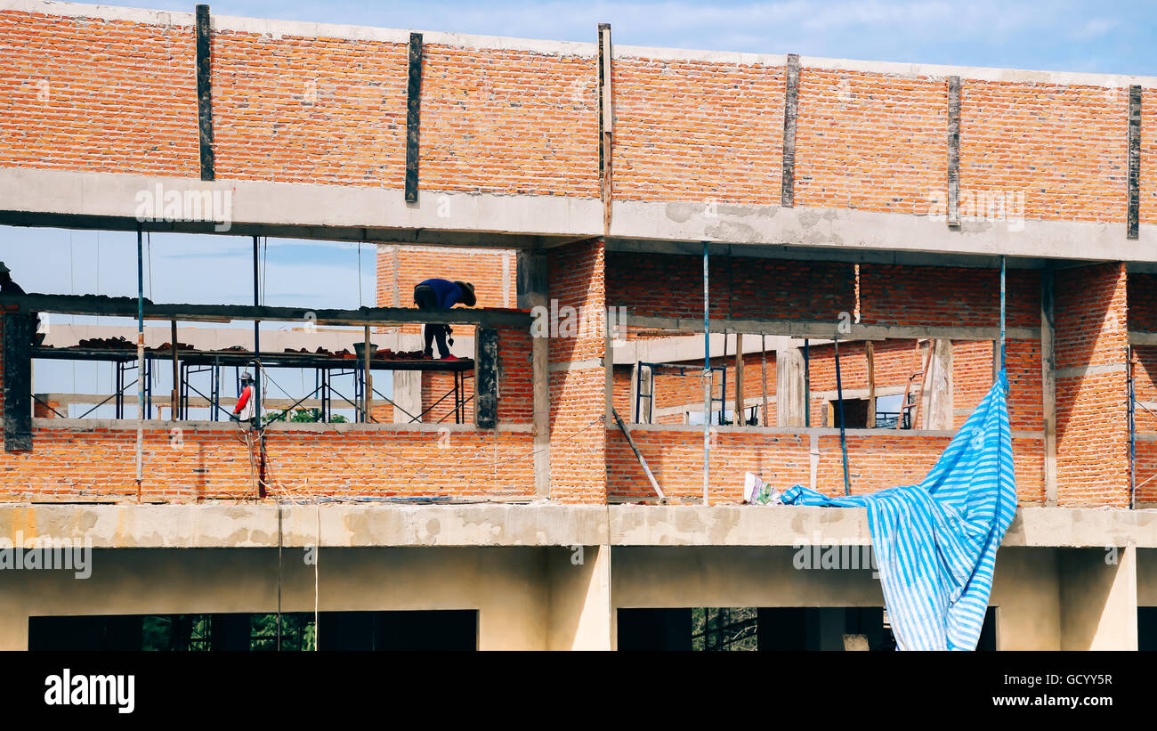 Edificio in costruzione con i lavoratori Foto Stock