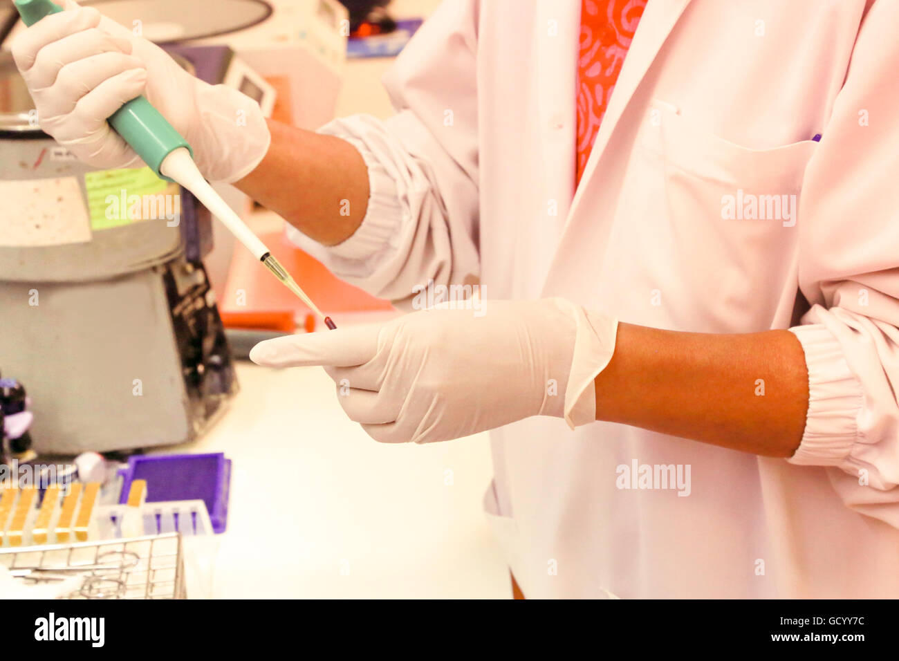 CHIANG MAI, Thailandia - Giugno 15, 2016: medici esperti nella sala di controllo sangue miscelato in prova clinica multidisciplinare Cente Foto Stock