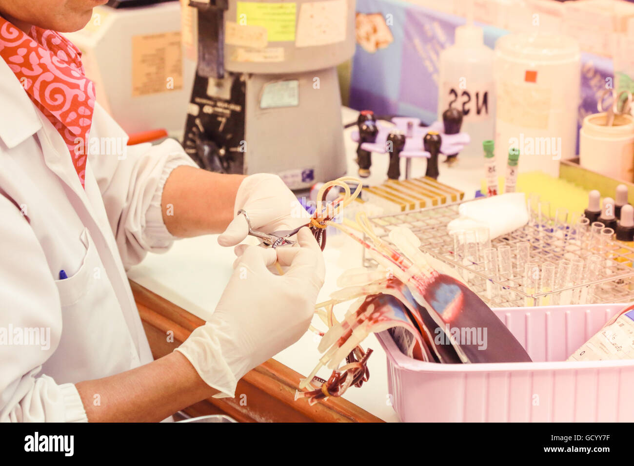 CHIANG MAI, Thailandia - Giugno 15, 2016: medici esperti nella sala di controllo sangue miscelato in prova clinica multidisciplinare Cente Foto Stock