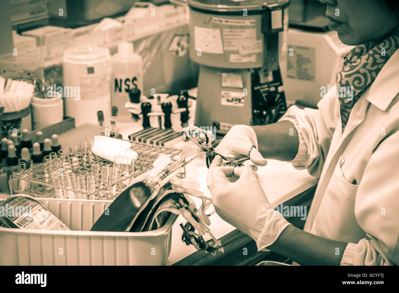 CHIANG MAI, Thailandia - Giugno 15, 2016: medici esperti nella sala di controllo sangue miscelato in prova clinica multidisciplinare Cente Foto Stock