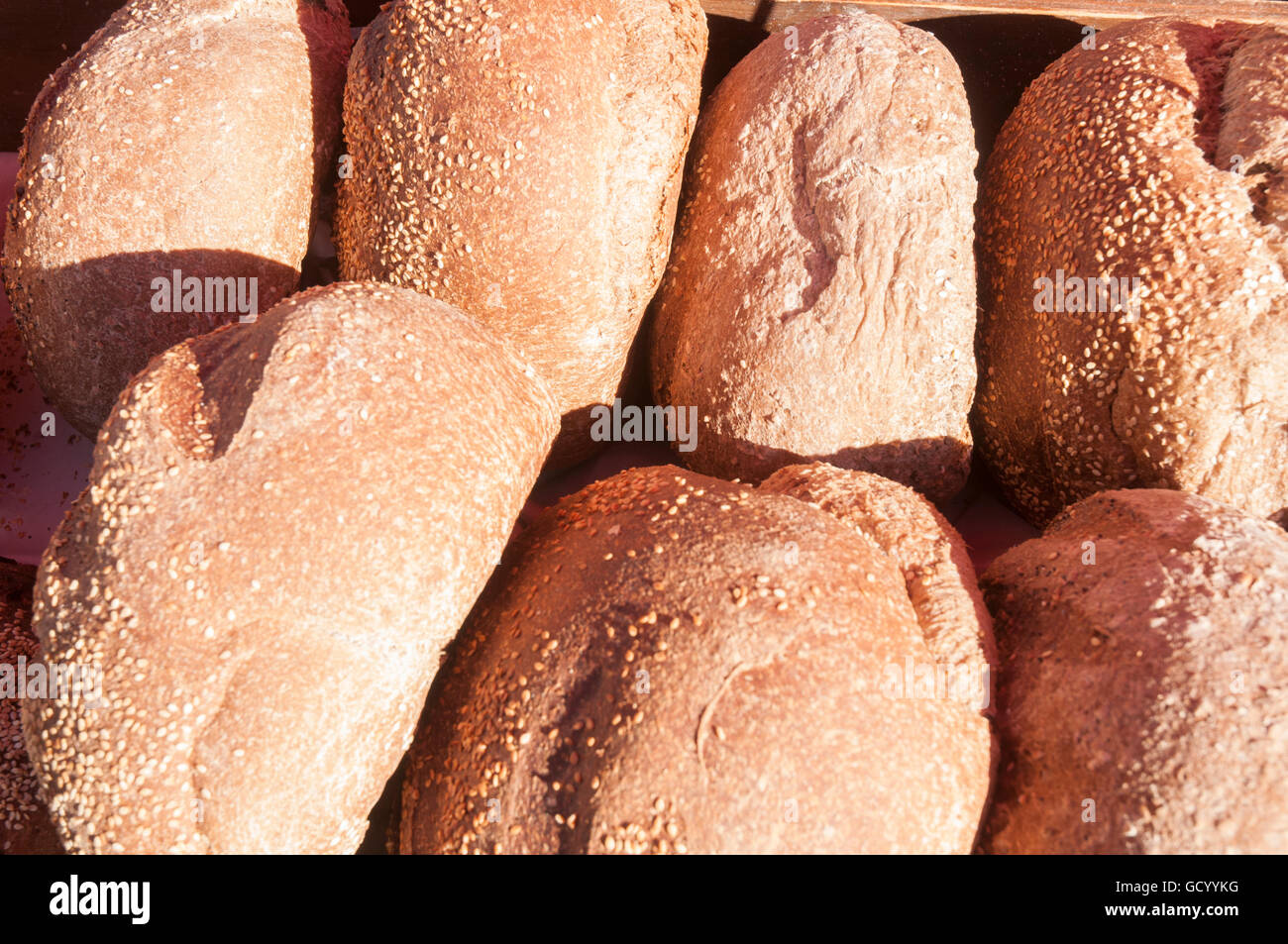 Fresco di forno del pane presso il Mercato degli Agricoltori a Elwood, un sobborgo di Melbourne Foto Stock