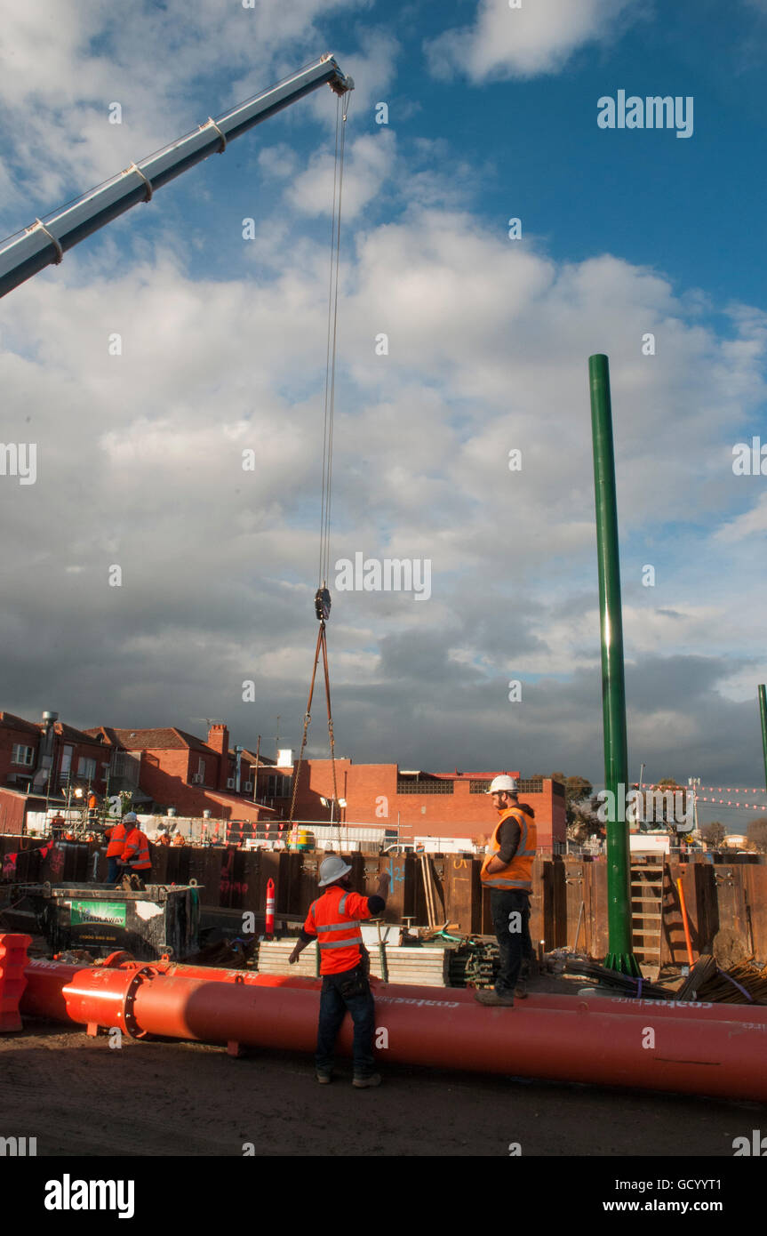 I lavori di costruzione per la soppressione di passaggi a livello sulle suburbane linee ferroviarie in metropolitan Melbourne, Australia Foto Stock