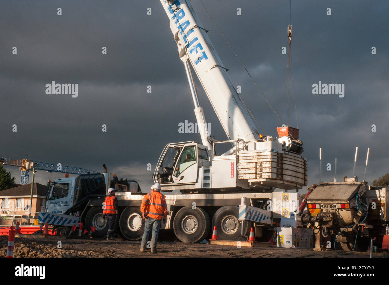 I lavori di costruzione per la soppressione di passaggi a livello sulle suburbane linee ferroviarie in metropolitan Melbourne, Australia Foto Stock