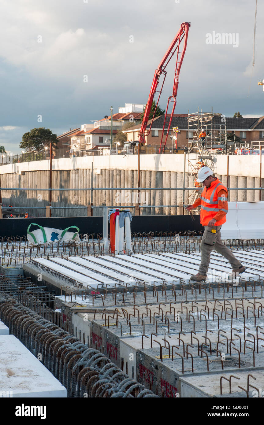 I lavori di costruzione per la soppressione di passaggi a livello sulle suburbane linee ferroviarie in metropolitan Melbourne, Australia Foto Stock
