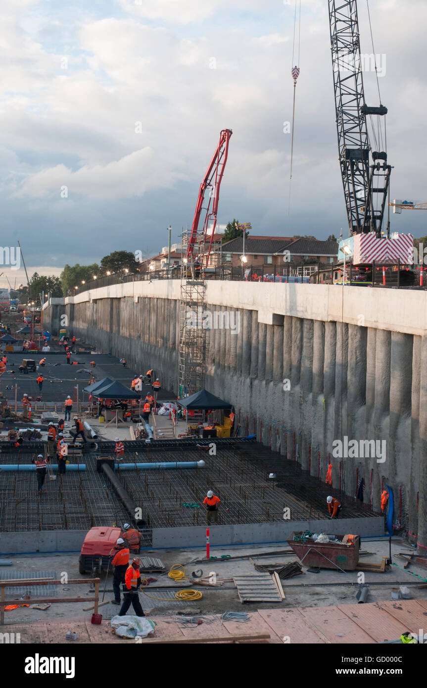 I lavori di costruzione per la soppressione di passaggi a livello sulle suburbane linee ferroviarie in metropolitan Melbourne, Australia Foto Stock