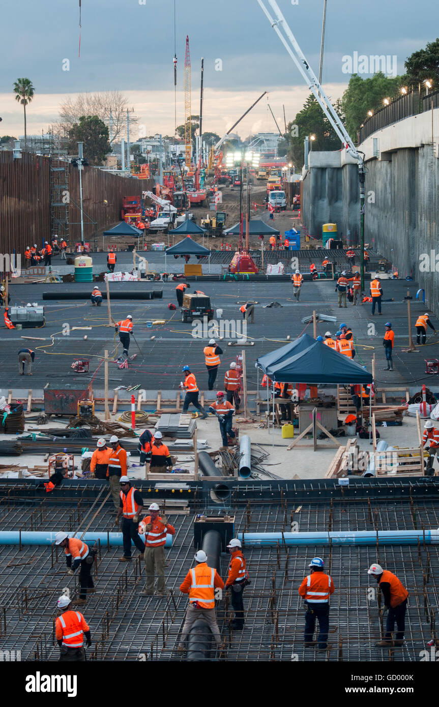I lavori di costruzione per la soppressione di passaggi a livello sulle suburbane linee ferroviarie in metropolitan Melbourne, Australia Foto Stock
