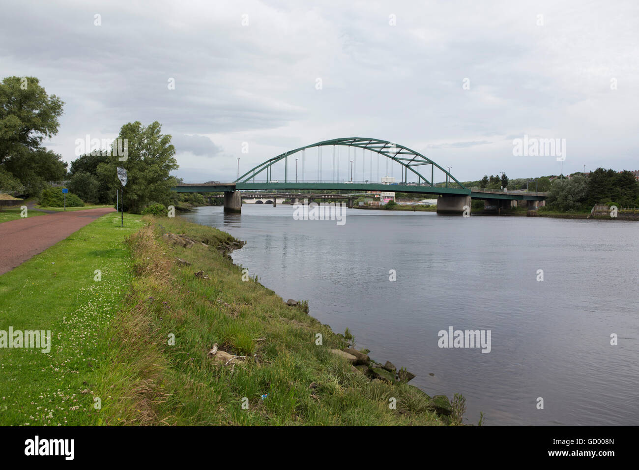 Il fiume Tyne tra Blaydon e Scotswood in Tyne e Wear, Inghilterra. Il ponte Scotswood attraversa il fiume Tyne. Foto Stock