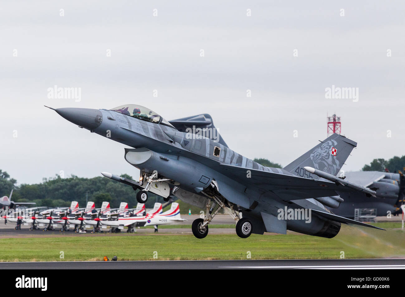 Polish Air Force la demo di Tiger F-16C decollare raffigurato all'2016 Royal International Air Tattoo. Foto Stock