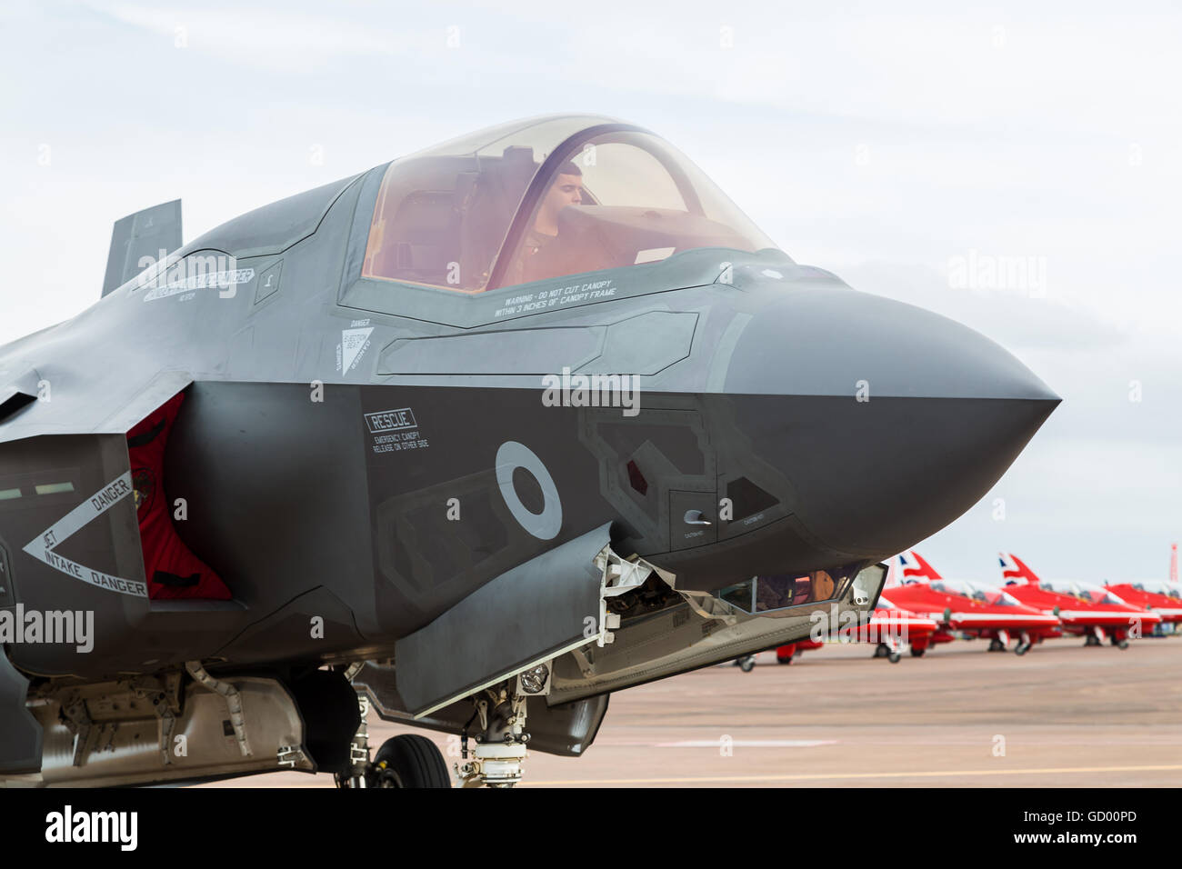 F-35B illustrato nella parte anteriore di una fila di frecce rosse nella foto al 2016 Royal International Air Tattoo. Foto Stock