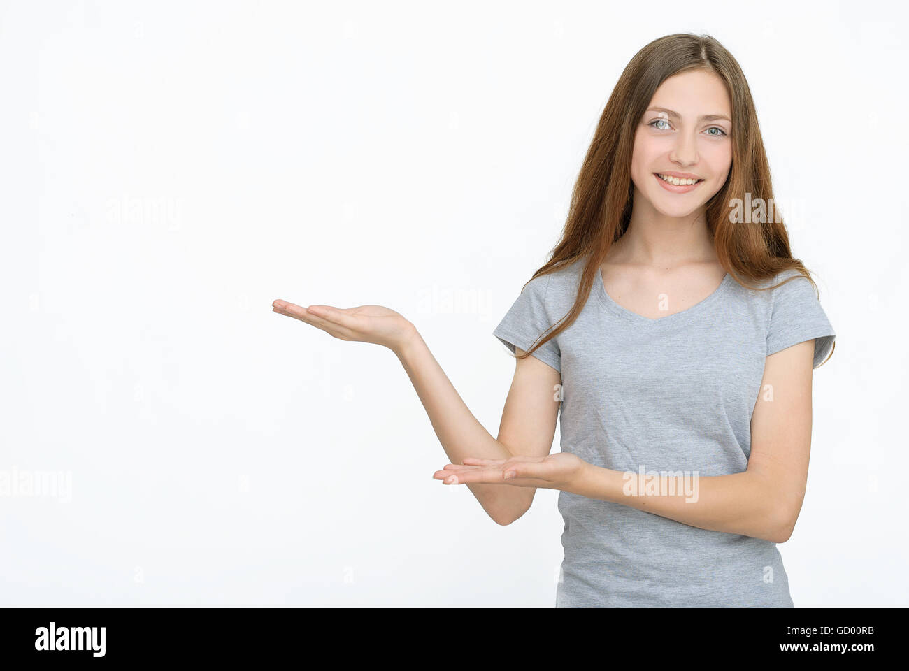 La donna che mostra qualcosa di aprire il palmo della mano Foto Stock