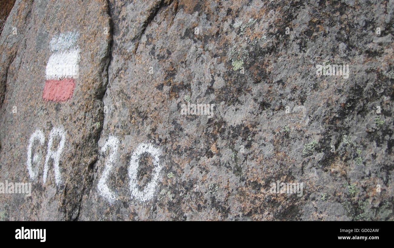 Cartello su una roccia per gli escursionisti in Corsica lungo il GR20, Francia Foto Stock