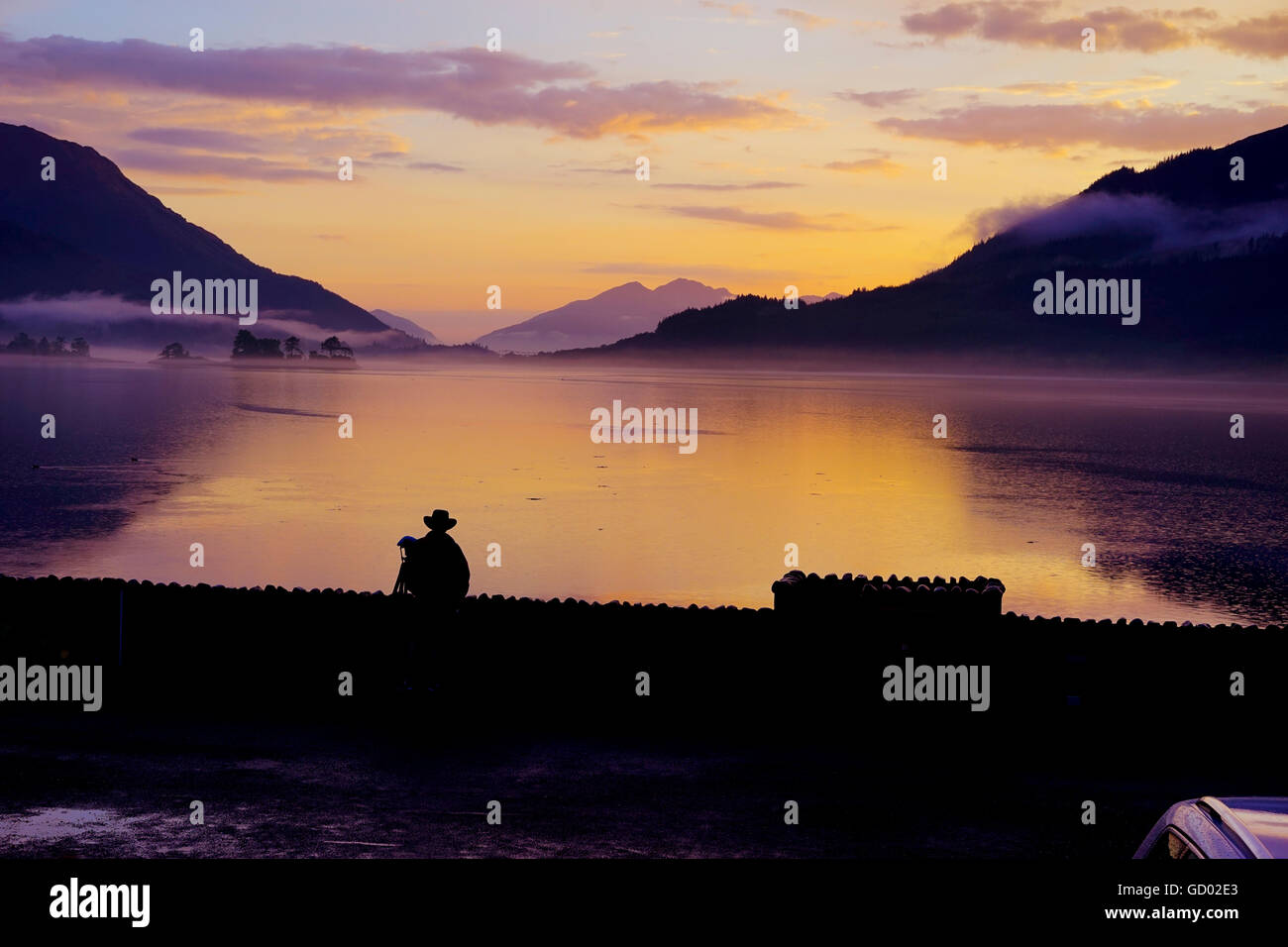 Fotografo a scattare foto di un tramonto a Loch Leven, Invercoe, Glencoe, Argyll, Scozia,UK. Foto Stock