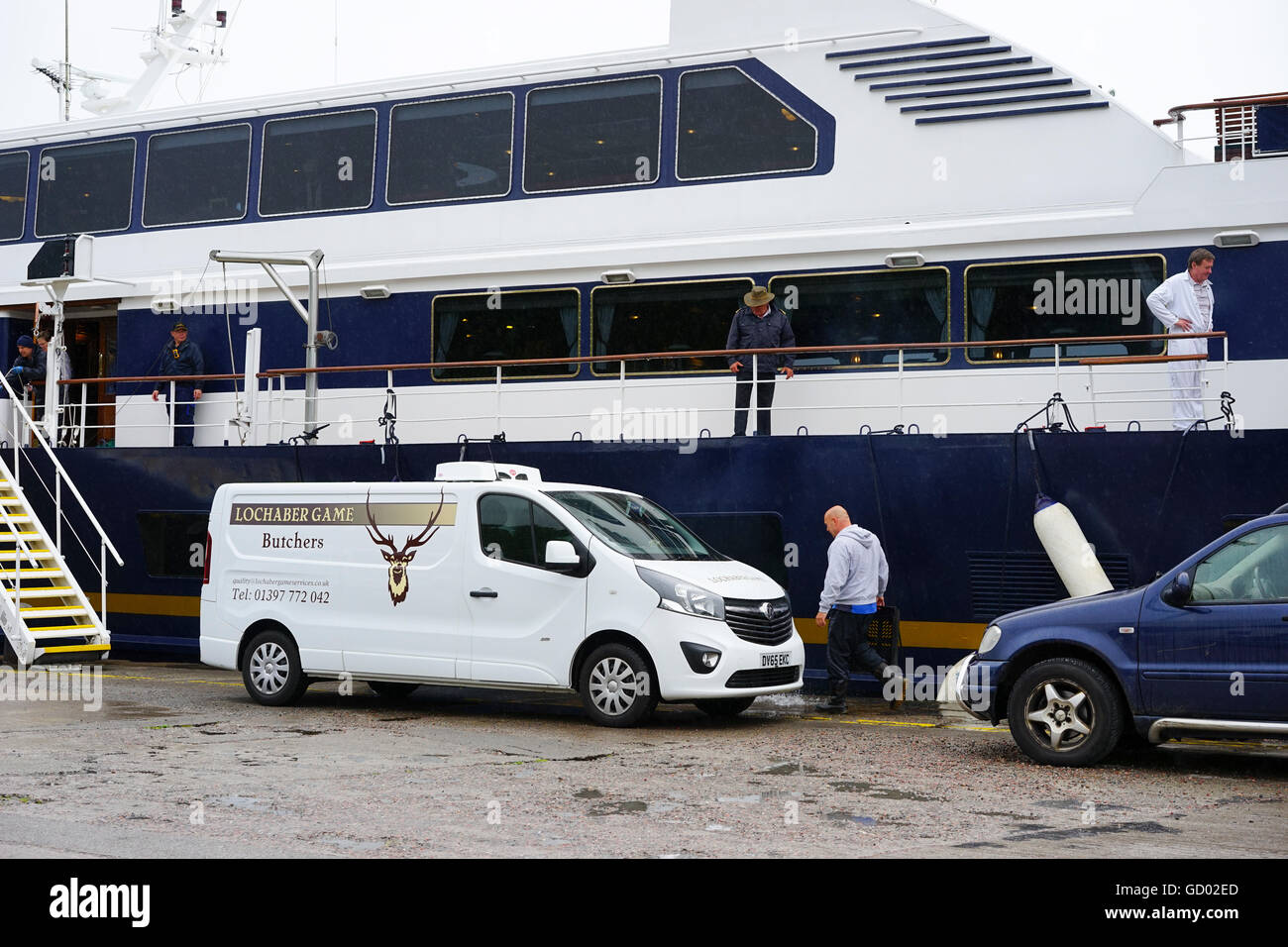 Signore del Glens nave da crociera prendendo sul gioco fresco dal macellaio locale a Corpach,Fort William, Scotland, Regno Unito. Foto Stock