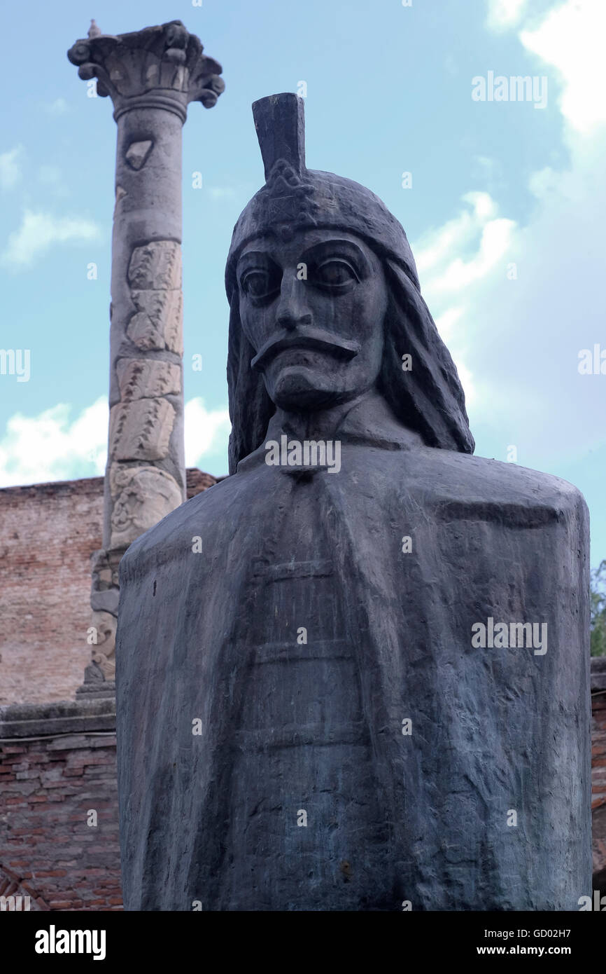 Il busto di Vlad Tepes lungoil rovine di Curtea Veche ( la vecchia corte principesca) costruito come un palazzo o di residenza durante la regola di Vlad III Dracula nel 1459 nel quartiere storico della città vecchia di Bucarest Romania Foto Stock