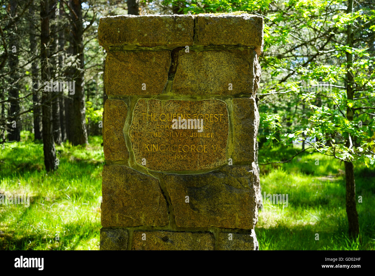 Una lapide che ricorda il Giubileo d'argento del re Giorgio V 1935. Glenmore Forest, Glenmore, Scotland, Regno Unito. Foto Stock