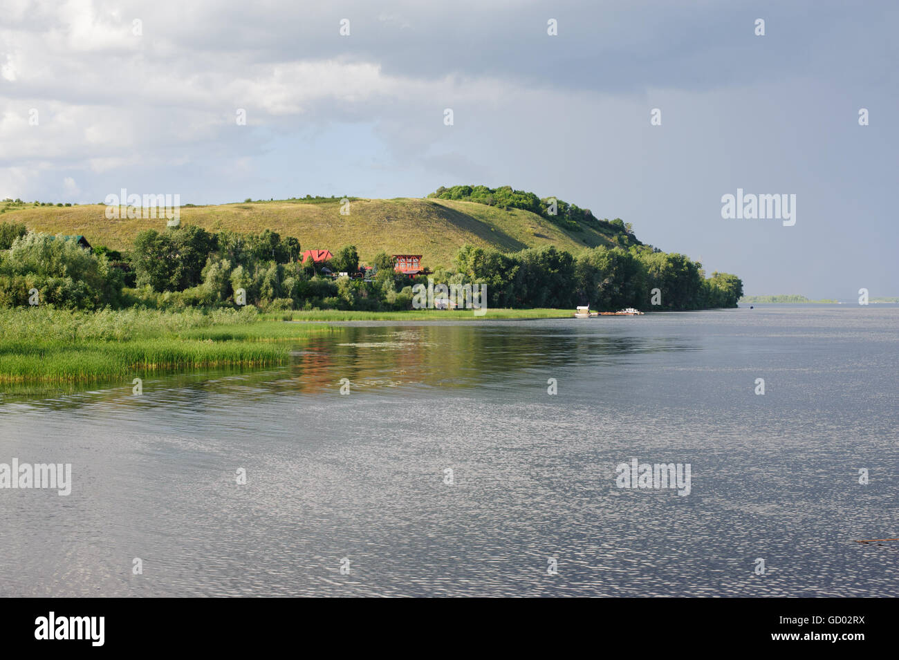 Splendido paesaggio intorno al villaggio Vinnovka. Vista dal fiume Volga Foto Stock