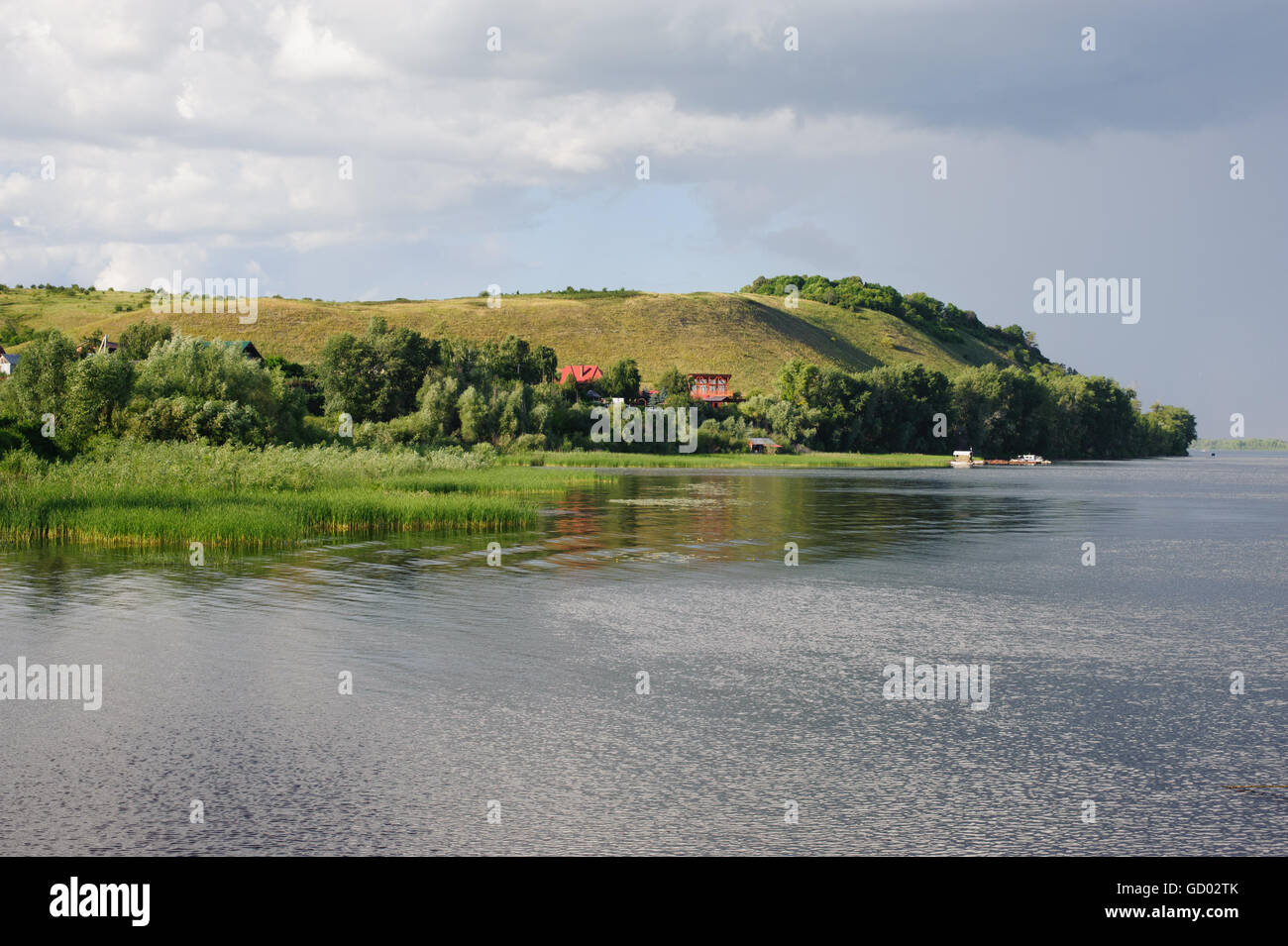 Splendido paesaggio intorno al villaggio Vinnovka. Vista dal fiume Volga Foto Stock