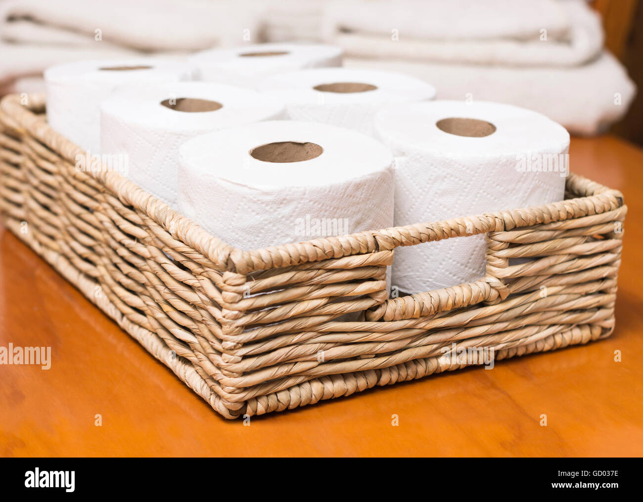 Rotoli di carta igienica sul cesto di vimini Foto Stock