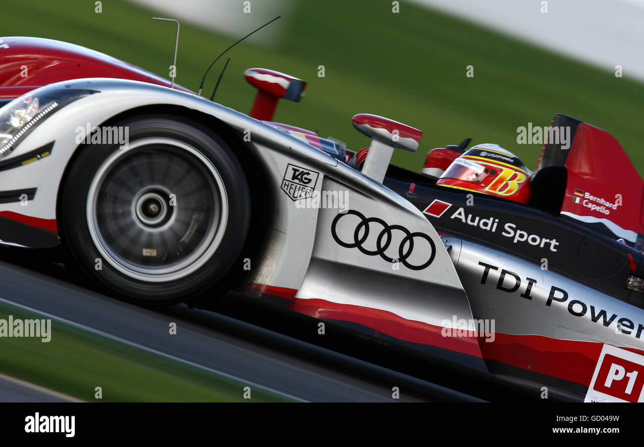 Audi Sport Team Joest's Audi R15 TDI guidato da Timo Bernhard e Dino Capello fa rotta in pista durante la gara di 1000km di le Mans Series al circuito di Silverstone, nel Northamptonshire. Foto Stock