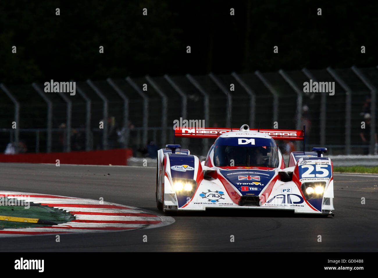 La Lola HML di RML, guidata da Tommy Erdos, Mike Newton e ben Collins, si fa strada in pista durante la gara di 1000 km di le Mans Series al circuito di Silverstone, Northamptonshire. Foto Stock