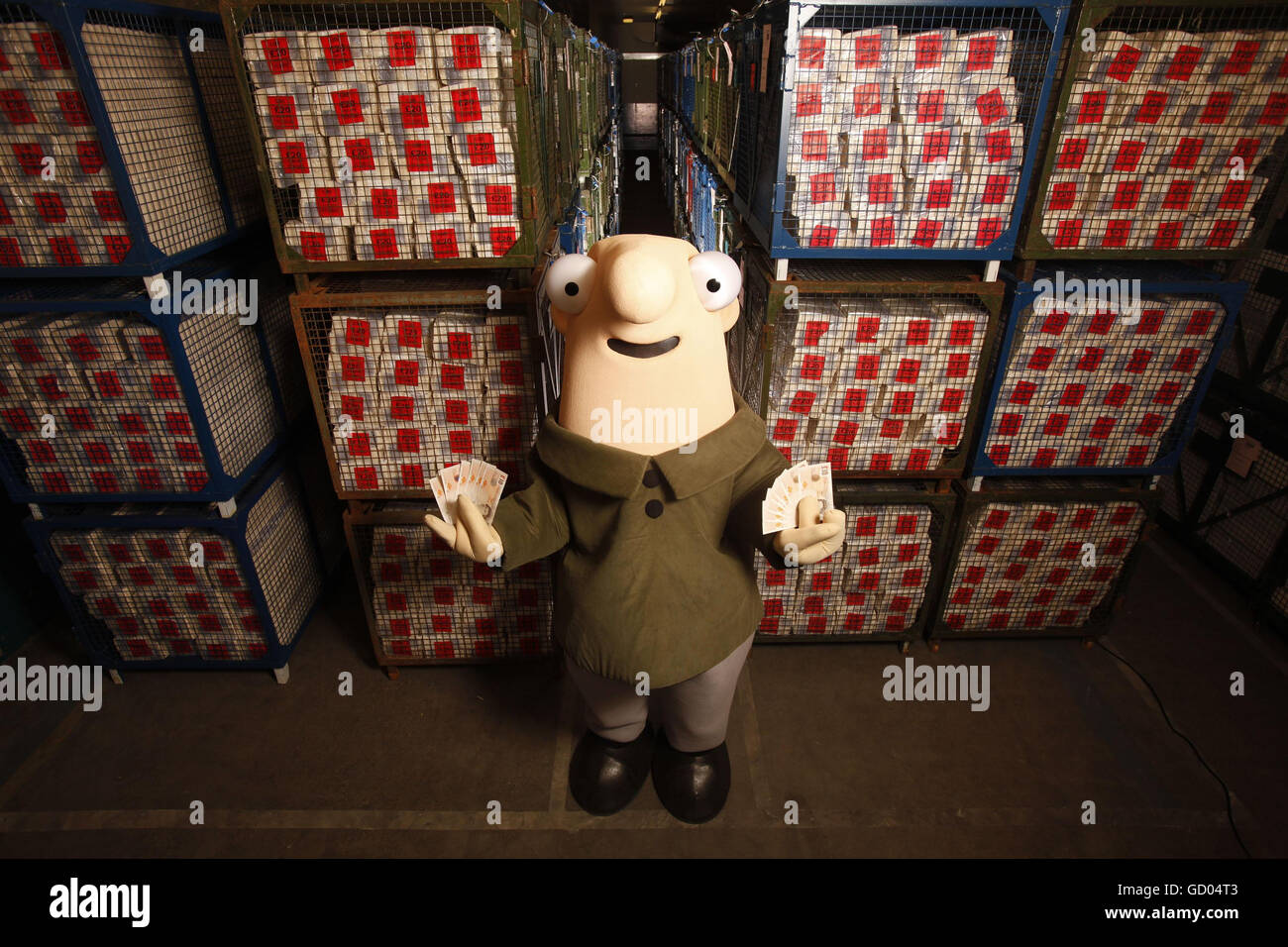 Euan Mee', il personaggio principale del nuovo programma di sensibilizzazione dei consumatori del Financial Services Compensation Scheme (FSCS), si pone in un archivio bancario a Londra per incoraggiare i risparmiatori a verificare che i loro soldi siano coperti. Foto Stock