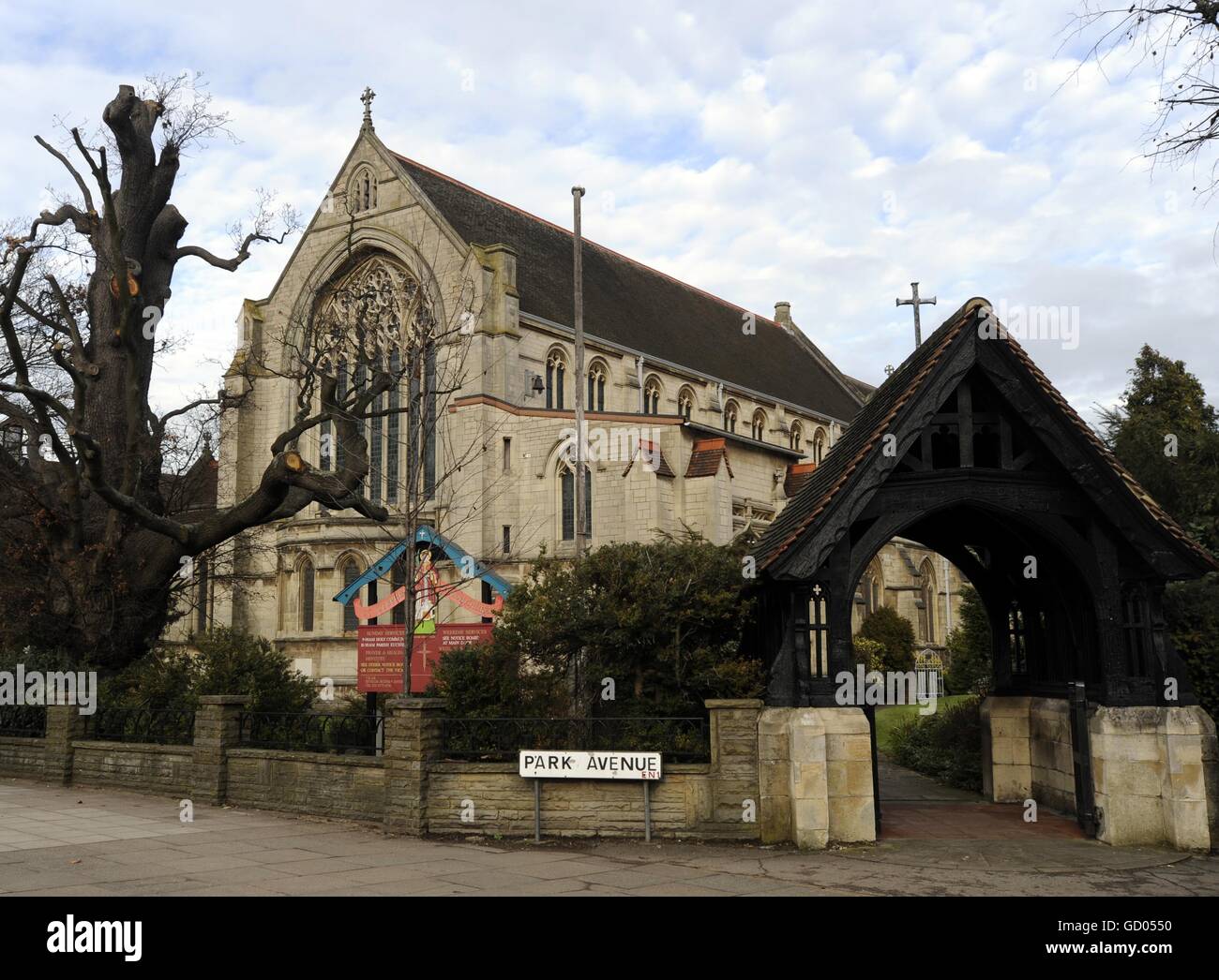 Chiesa Parrocchiale di Santo Stefano prima di un servizio commemorativo per l'ex giocatore di Burnley e Tottenham Ralph Coates alla chiesa di St Stephens, Enfield. Foto Stock