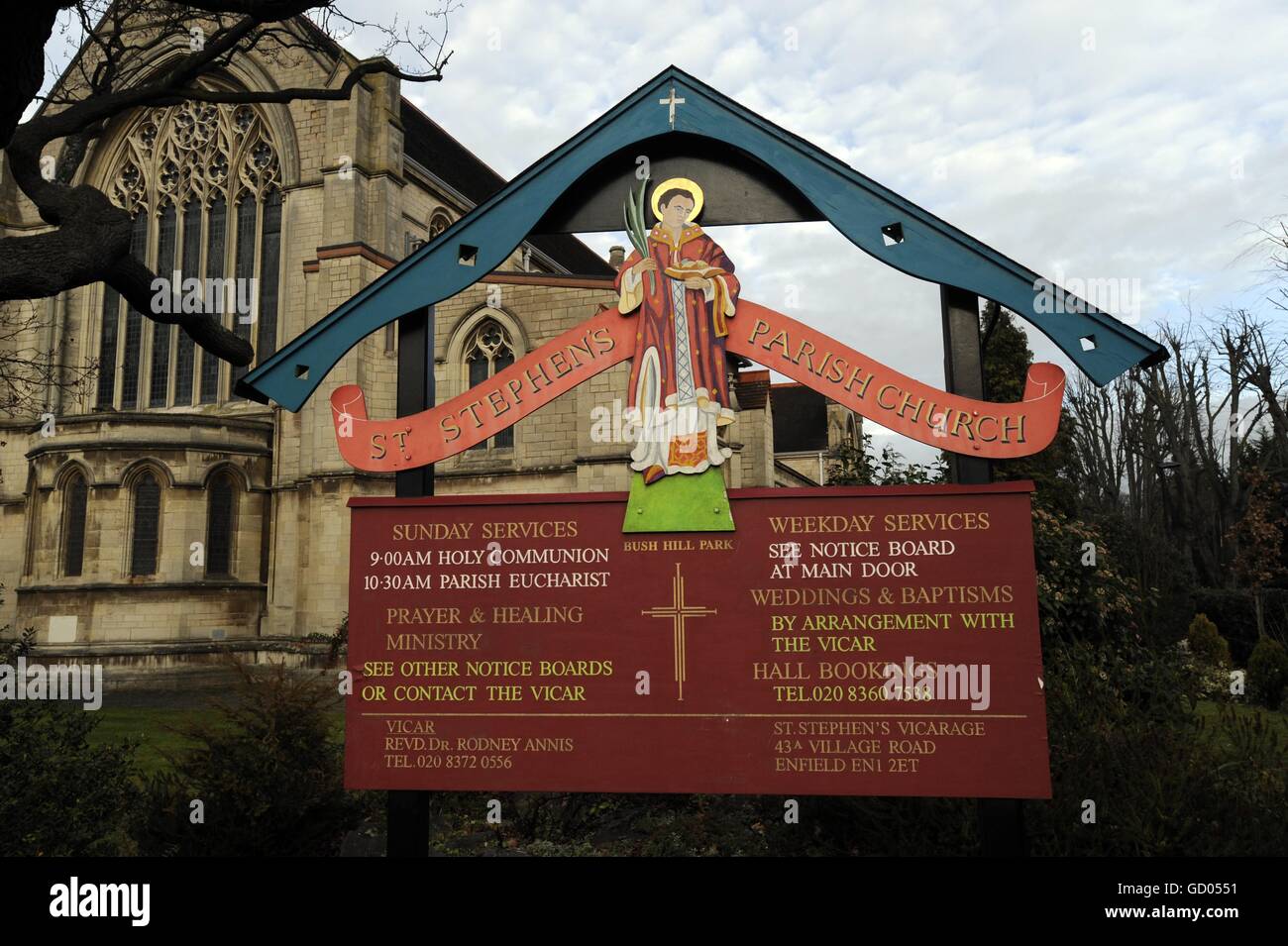 Chiesa Parrocchiale di Santo Stefano prima di un servizio commemorativo per l'ex giocatore di Burnley e Tottenham Ralph Coates alla chiesa di St Stephens, Enfield. Foto Stock