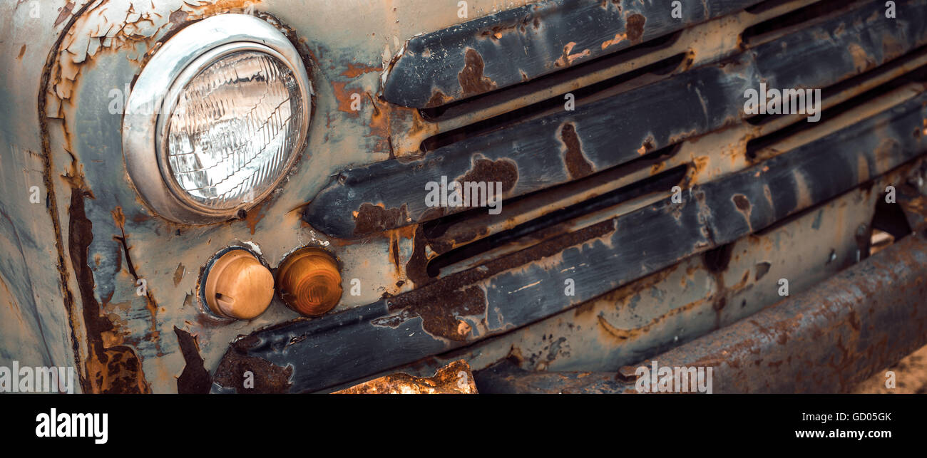Vista frontale di rusty abbandonato carrello. Color-tonificante applicato Foto Stock
